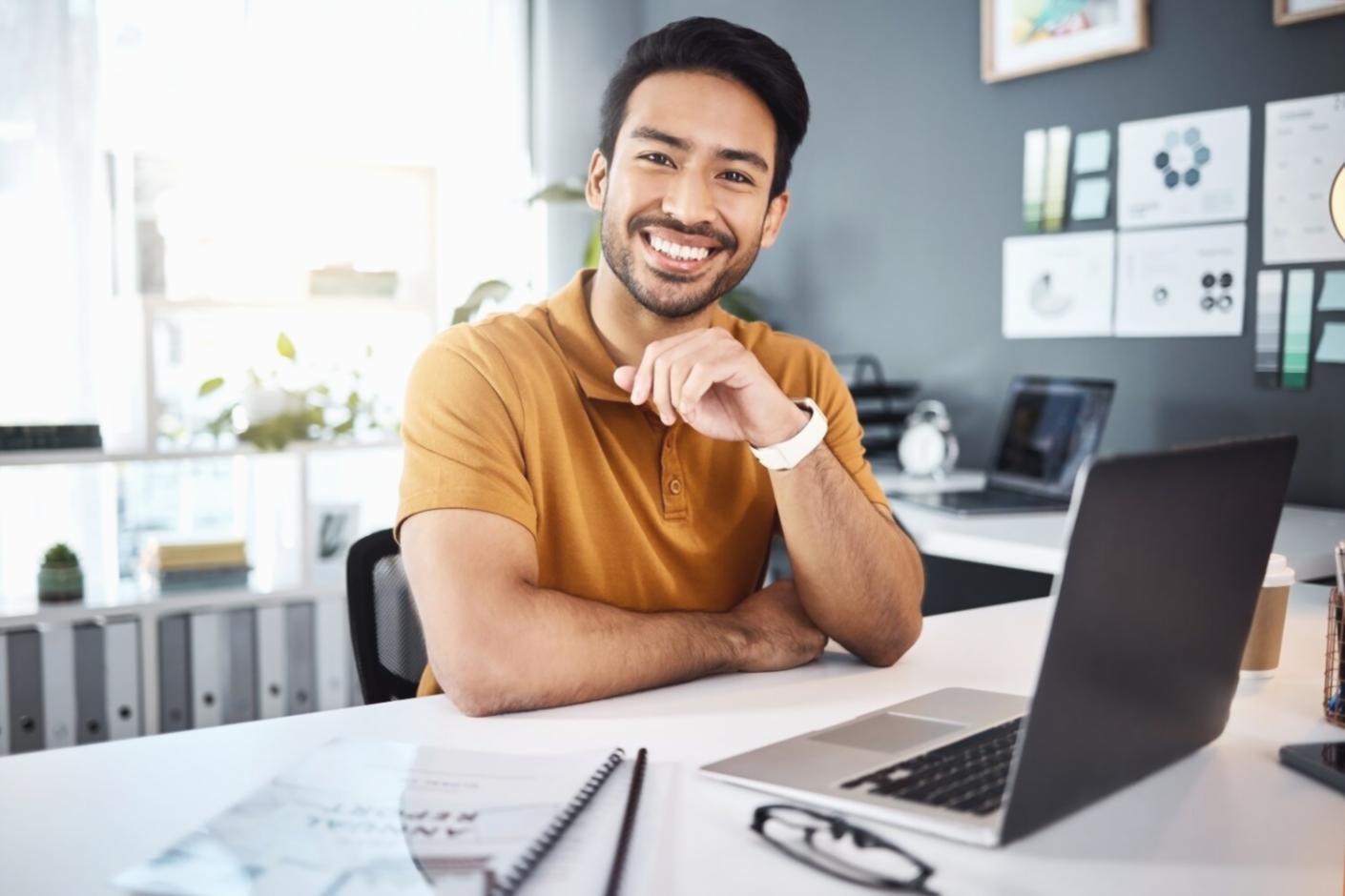 Professionele werkomgeving met focus op nauwkeurige analyse